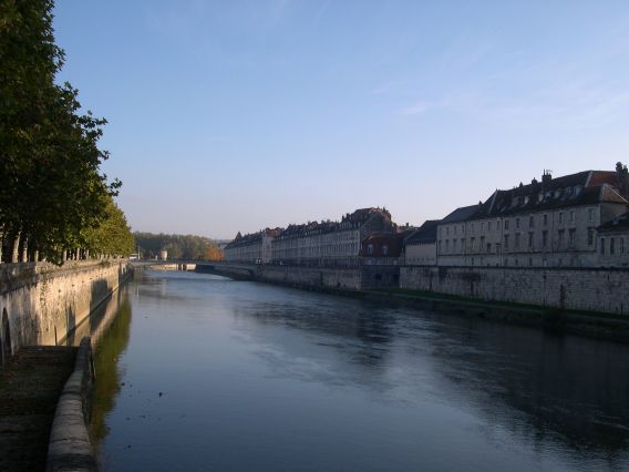  Alignement d'immeubles le long des quais, éclairage matinal